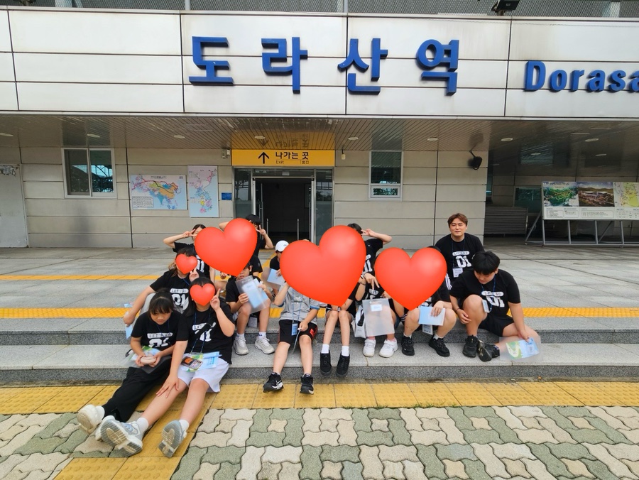 주원초등학교 통일현장 문화체험 통일탐험대 기념 촬영 이미지