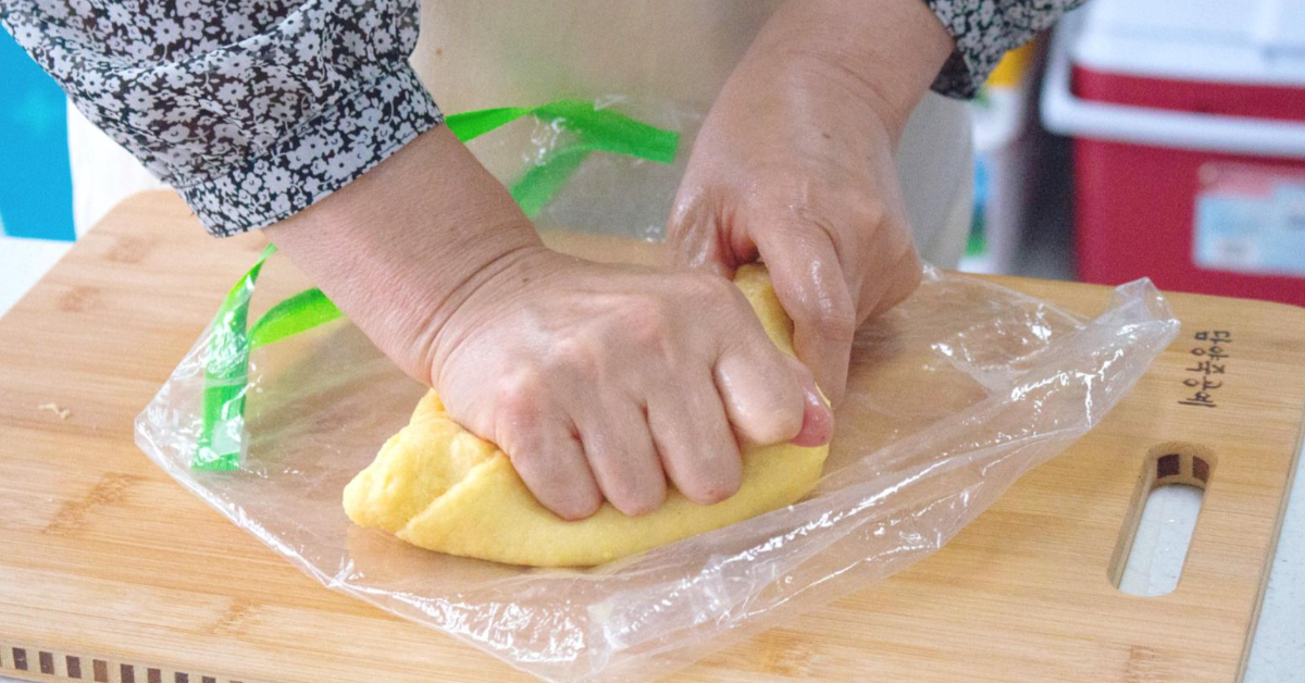 떡을 주물거리는 모습
